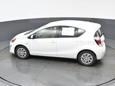 Used 2016 Toyota Prius C One image 33