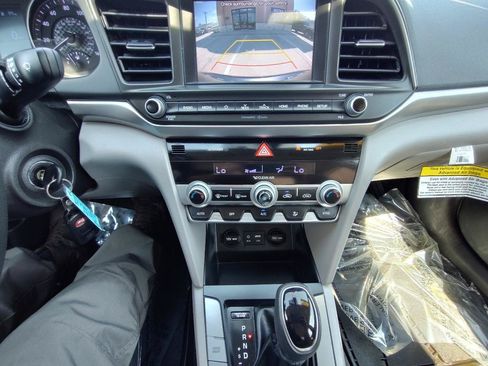 Used 2020 Hyundai Elantra SEL FWD image 18
