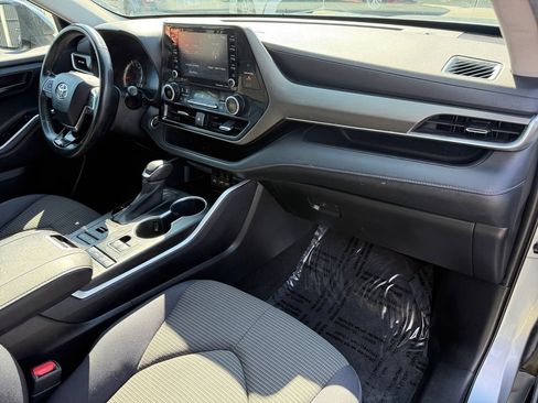 Used 2020 Toyota Highlander LE AWD/4WD image 17