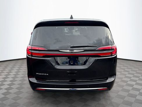Used 2026 Chrysler Pacifica Select image 7