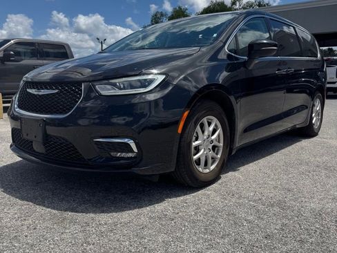 Used 2023 Chrysler Pacifica Touring-L FWD image 2