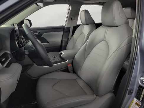 Used 2024 Toyota Highlander XLE AWD/4WD image 14