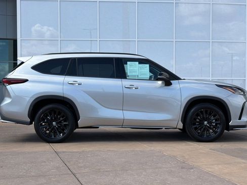 Used 2025 Toyota Highlander XSE AWD/4WD image 3