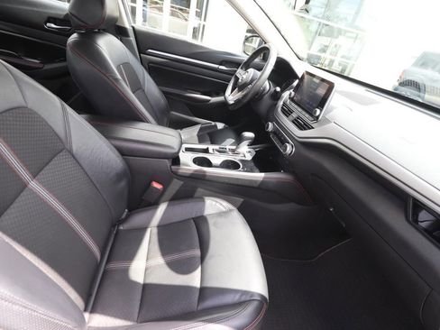 Used 2024 Nissan Altima 2.5 SR FWD image 12
