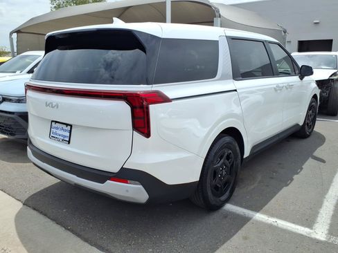 Used 2025 Kia Carnival FWD image 3