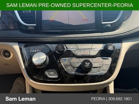 Used 2023 Chrysler Pacifica Limited w/ Uconnect Theater Family Group FWD image 13
