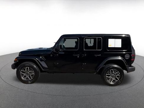 Used 2025 Jeep Wrangler Unlimited Sahara AWD/4WD image 3