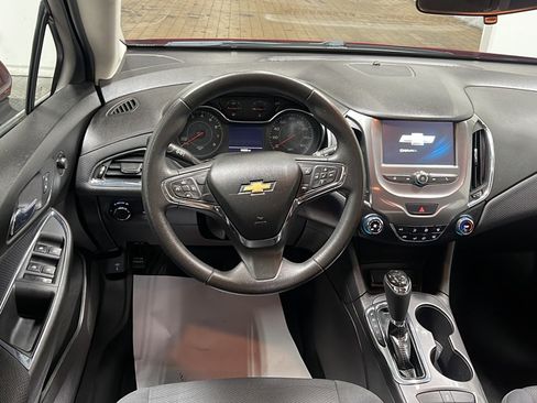 Used 2018 Chevrolet Cruze LT FWD image 3