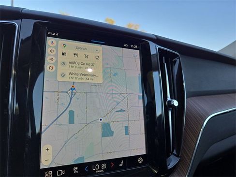 Used 2022 Volvo XC60 B5 Momentum w/ Climate Package image 11