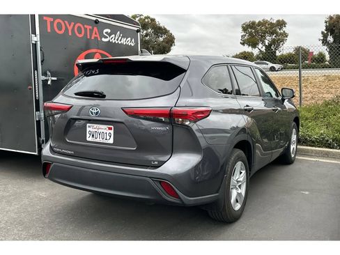 Used 2023 Toyota Highlander LE AWD/4WD image 3