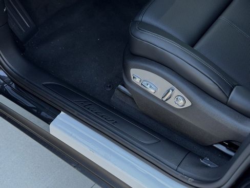 Used 2025 Porsche Macan image 32