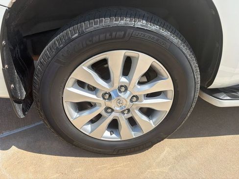 Used 2019 Toyota Sequoia Platinum AWD/4WD image 6