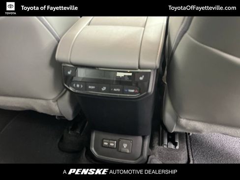 Used 2023 Toyota Highlander Platinum FWD image 9