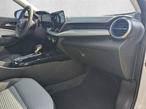 Used 2025 Chevrolet Trax LT FWD image 15