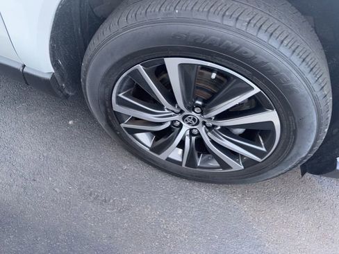 Used 2023 Toyota Venza LE image 10