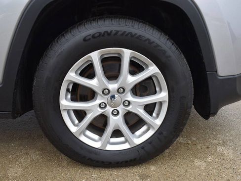 Used 2017 Jeep Cherokee Latitude w/ Comfort & Convenience Group image 9