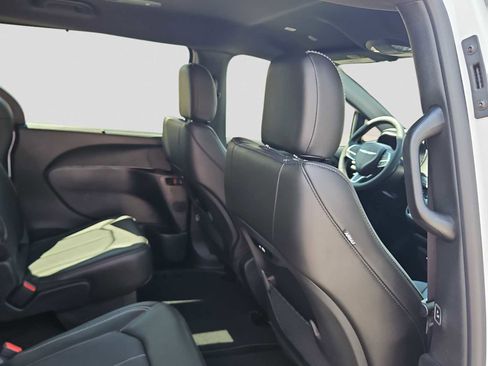 New 2025 Chrysler Pacifica Select image 15