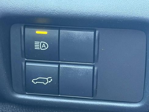 Used 2020 Toyota Highlander XLE AWD/4WD image 19