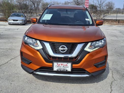 Used 2017 Nissan Rogue SV image 2