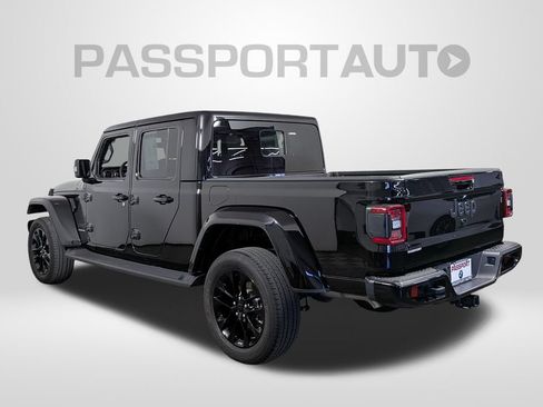 Used 2023 Jeep Gladiator Overland AWD/4WD image 3