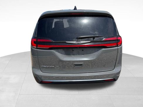 Used 2023 Chrysler Pacifica Touring-L FWD image 6