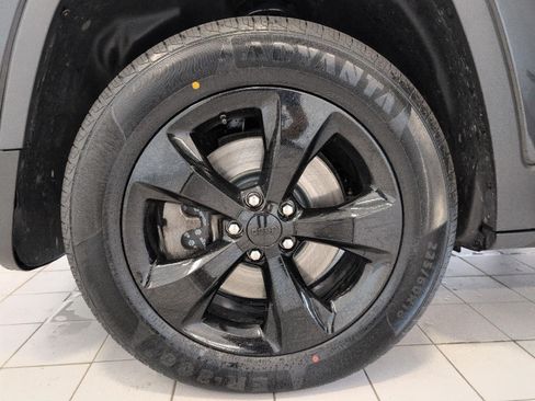 Used 2016 Jeep Cherokee Sport w/ Cold Weather Group AWD/4WD image 4