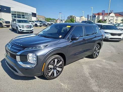 Used 2025 Mitsubishi Outlander SE image 3