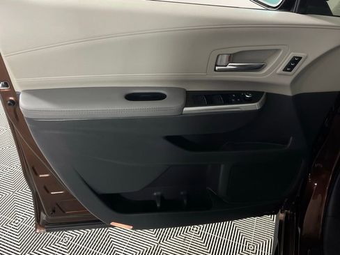 Used 2024 Toyota Sienna Limited image 21