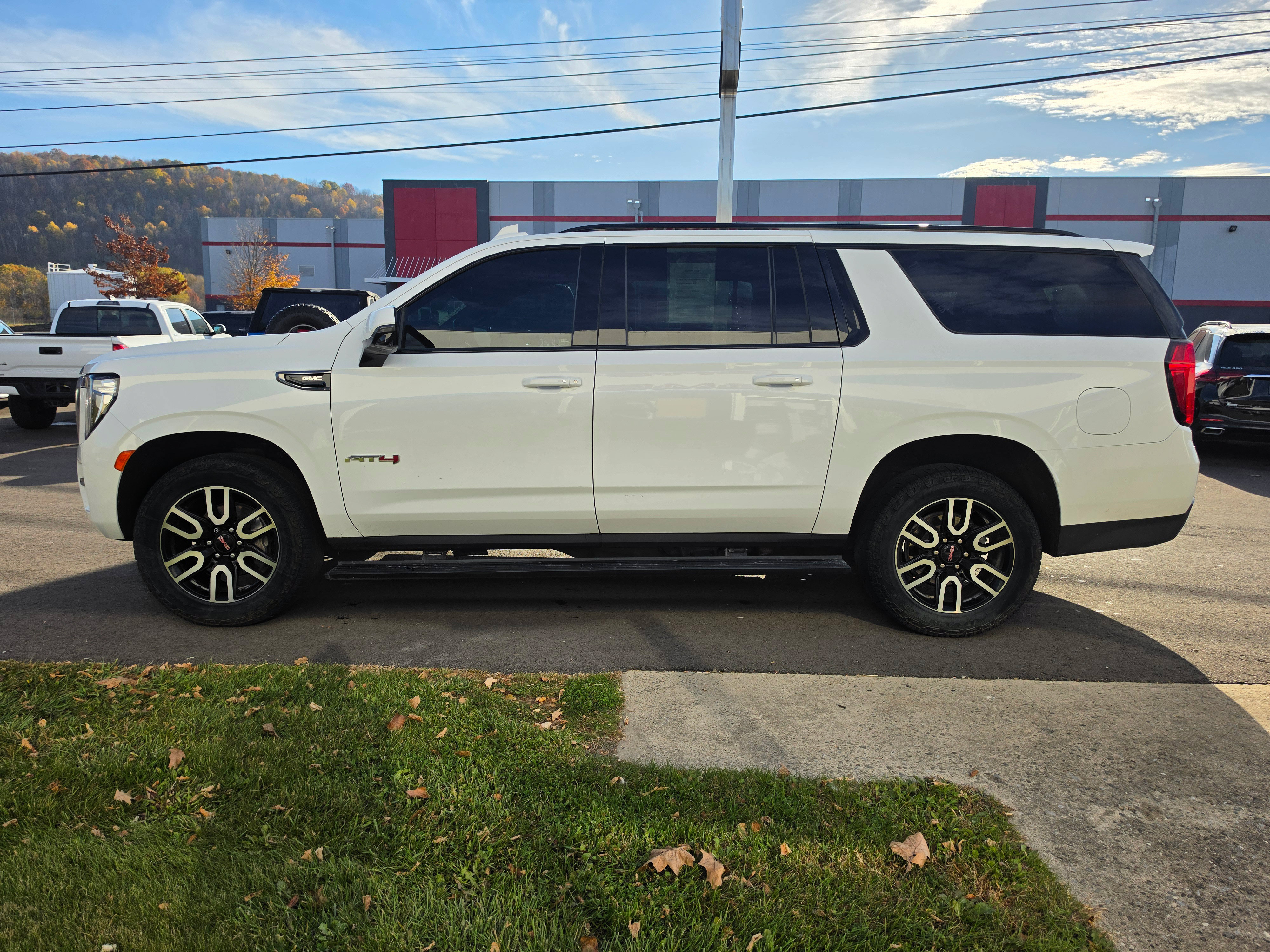 Used 2023 GMC Yukon XL AT4 w/ Technology Package AWD/4WD image 6
