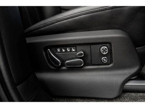 Used 2022 Bentley Bentayga image 44