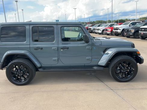 Used 2025 Jeep Wrangler Unlimited Sahara AWD/4WD image 2