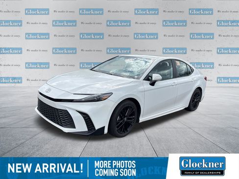 Used 2025 Toyota Camry SE image 1