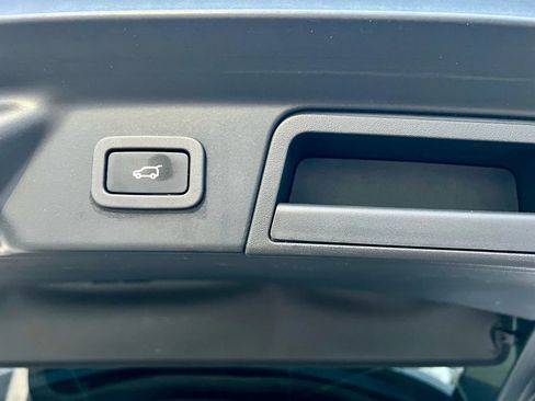 Used 2018 Land Rover Range Rover Velar R-Dynamic HSE image 36