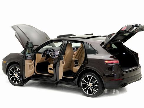 Certified 2023 Porsche Cayenne Platinum Edition image 30