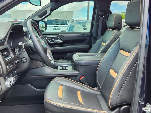 Used 2024 GMC Yukon AT4 w/ Technology Package AWD/4WD image 8