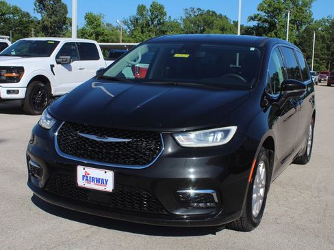 Used 2023 Chrysler Pacifica Touring-L FWD image 5