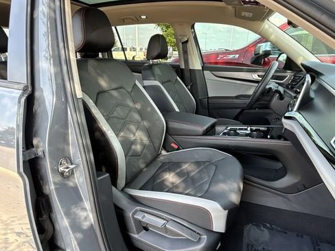 Used 2024 Volkswagen Atlas Peak Edition SE AWD/4WD image 31