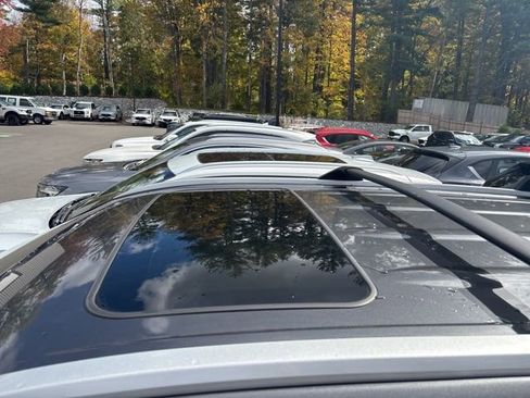 Used 2022 Toyota Highlander XLE image 2