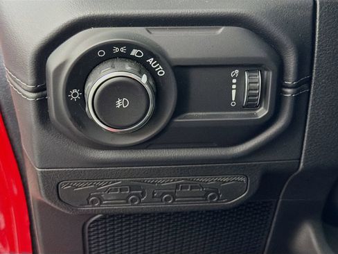 Used 2026 Jeep Wrangler Unlimited Sahara AWD/4WD image 11