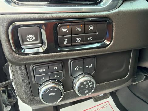 Used 2025 GMC Yukon Elevation w/ LPO, Elevation Black Package AWD/4WD image 14