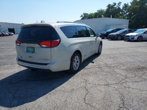 Used 2020 Chrysler Pacifica Touring-L FWD image 4