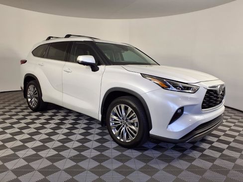 Used 2023 Toyota Highlander Platinum FWD image 3