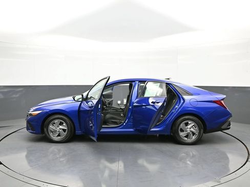 Certified 2025 Hyundai Elantra SE FWD image 41