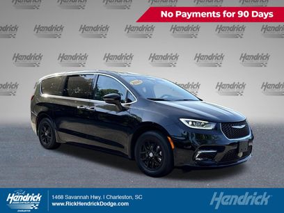 Used 2025 Chrysler Pacifica Select