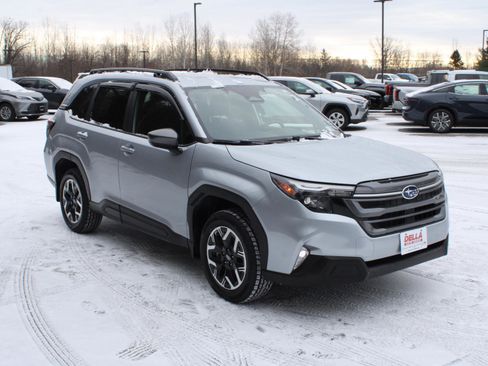 Used 2025 Subaru Forester Premium image 3