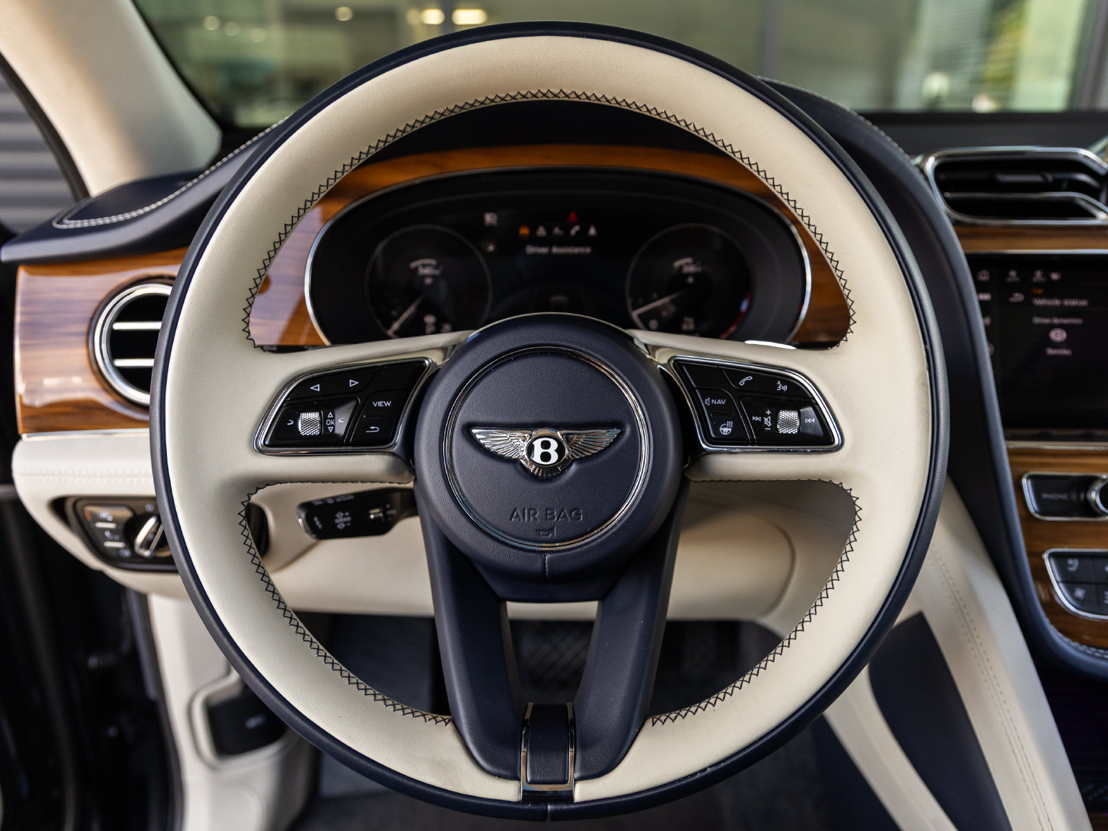 Used 2023 Bentley Bentayga AWD/4WD image 30