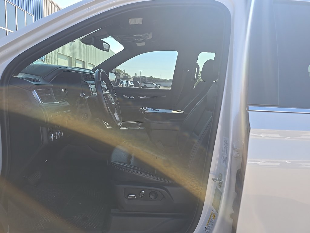 Used 2022 GMC Yukon XL Denali AWD/4WD image 10
