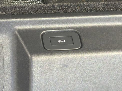 Used 2025 Land Rover Range Rover SE AWD/4WD image 9