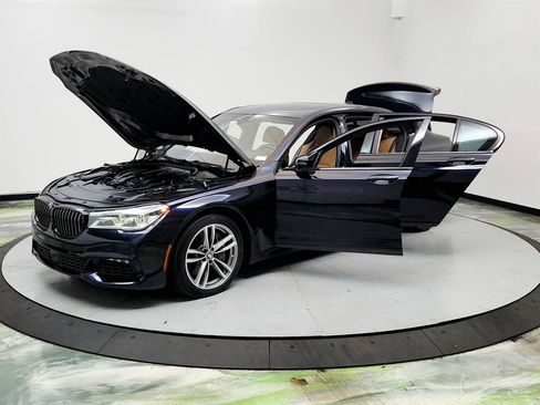 Used 2016 BMW 750i image 9