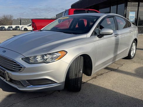Used 2018 Ford Fusion SE w/ Fusion SE Technology Package image 4